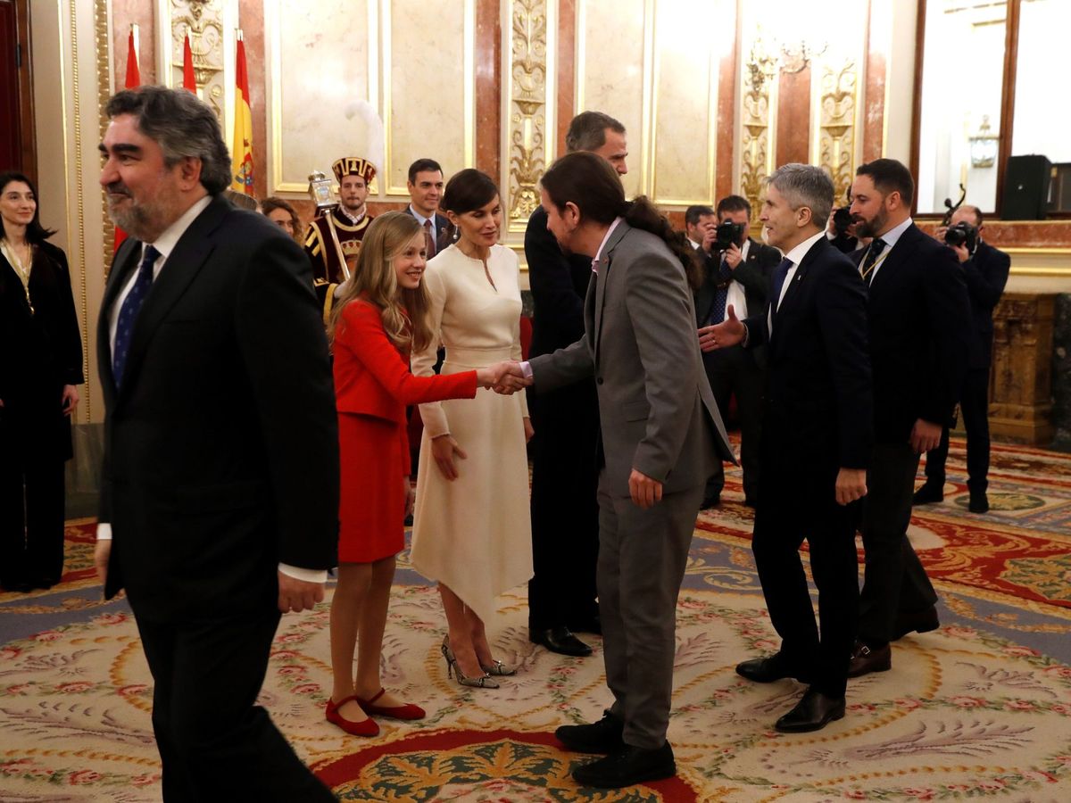 Foto: Pablo Iglesia saluda a la princesa Leonor tras hacer lo propio con la Reina. (EFE)