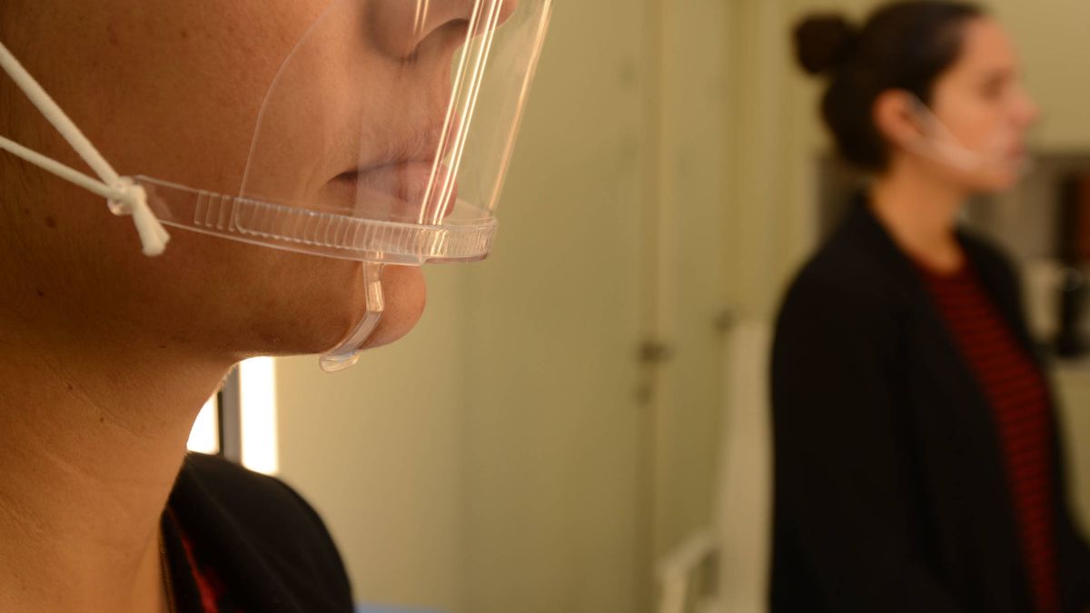 Las enfermeras alertan del uso de mascarillas de PVC transparentes, que llevan algunos famosos