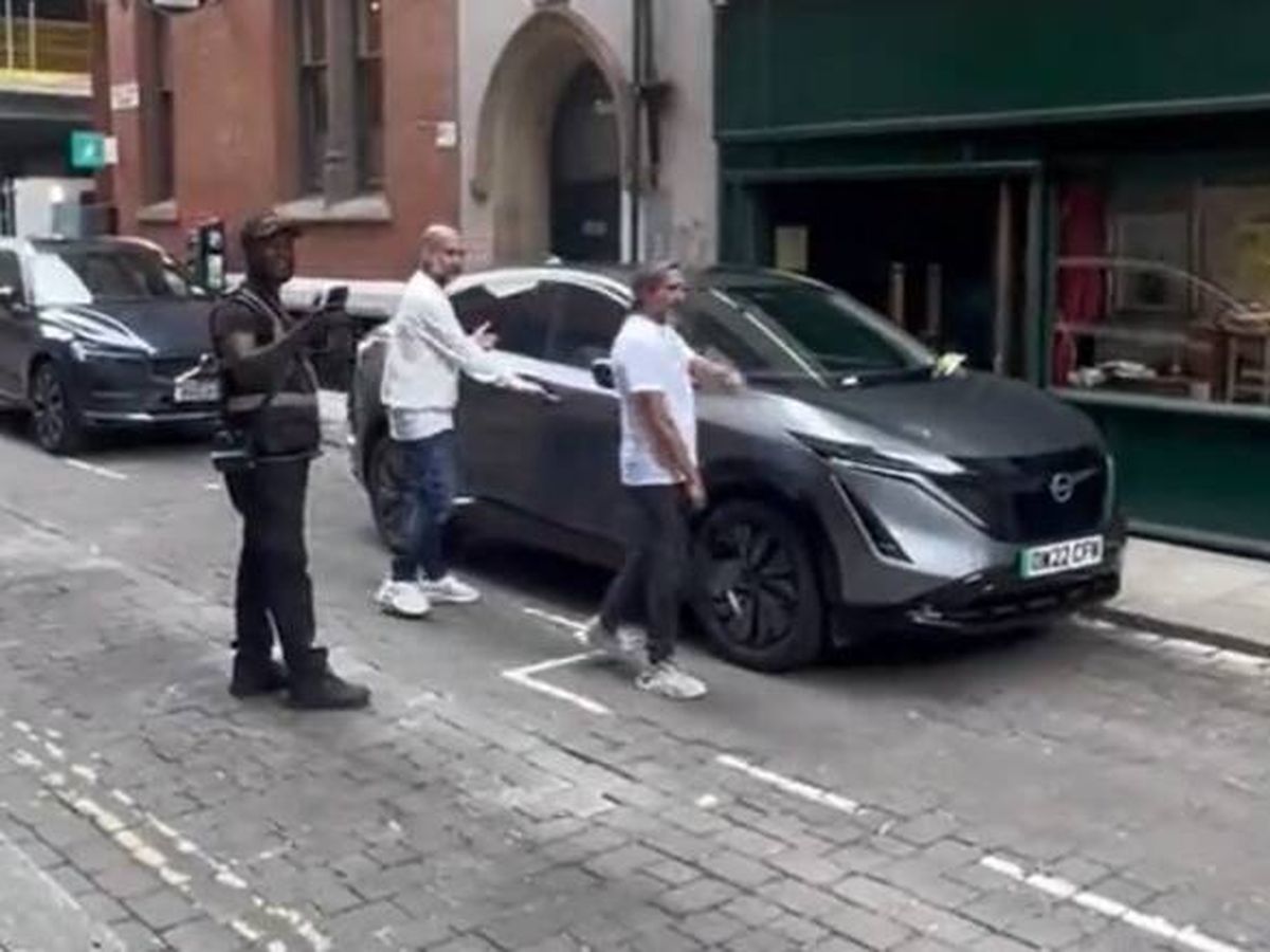Foto: Pep Guardiola fue multado por aparcar mal su vehículo.