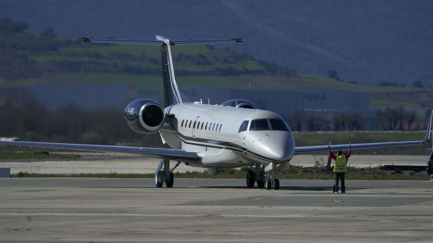 El avión privado en el que viaja el Rey emérito. (EFE/L. Rico)