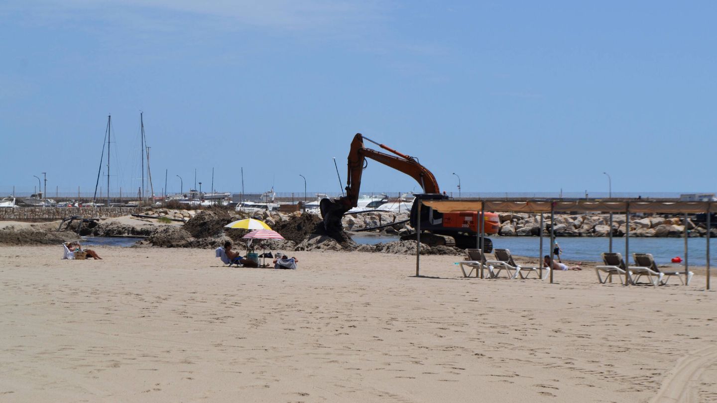 Una pala mecánica repone arena en la playa de Levante de Salou en 2021. (Foto: Fernando Barrio, Susana Sobrino y Pablo Taboada)