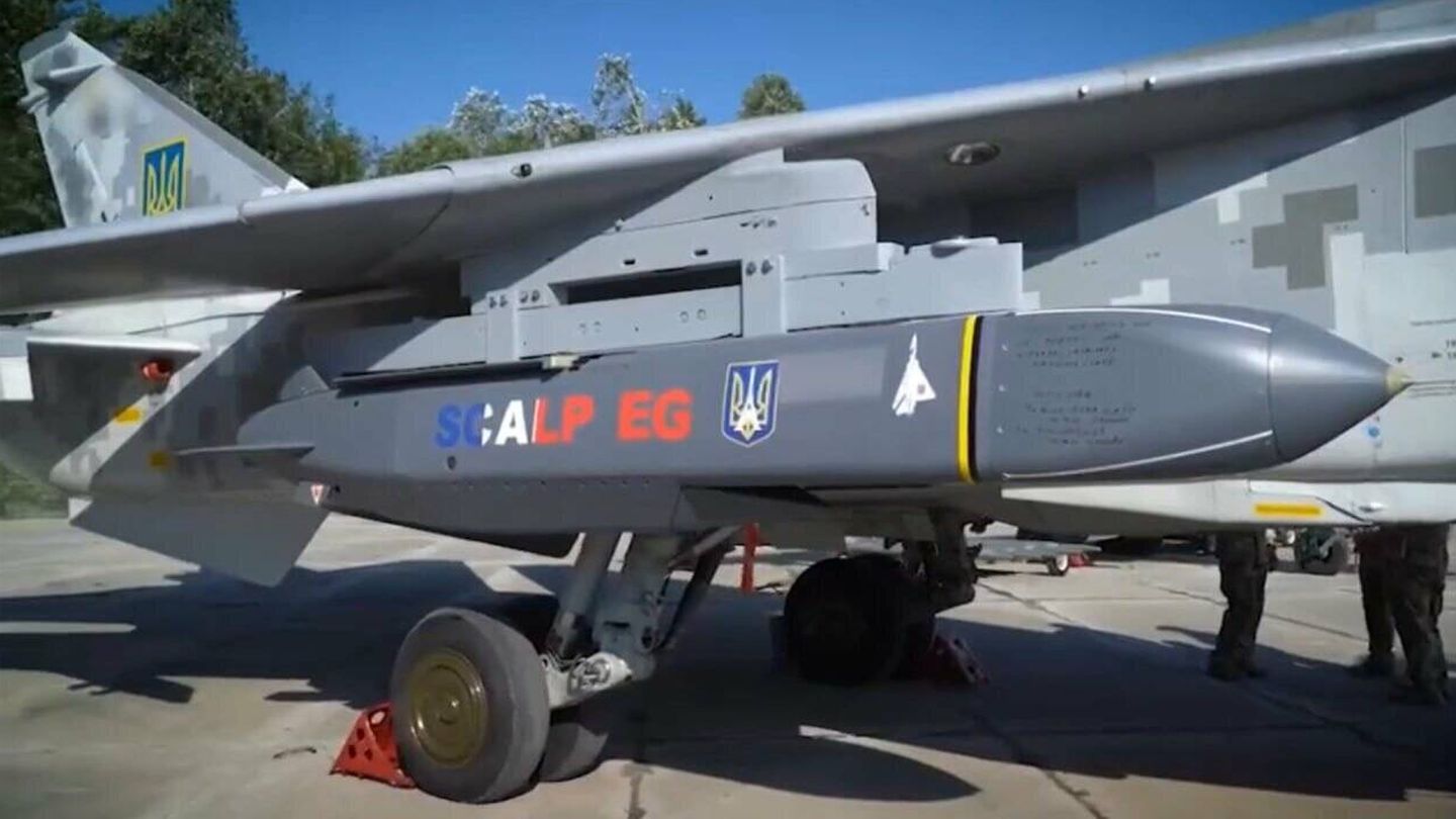 Misil SCALP EG de fabricación francesa bajo el ala de un Sukhoi Su-24. (CaptCoronado en X)