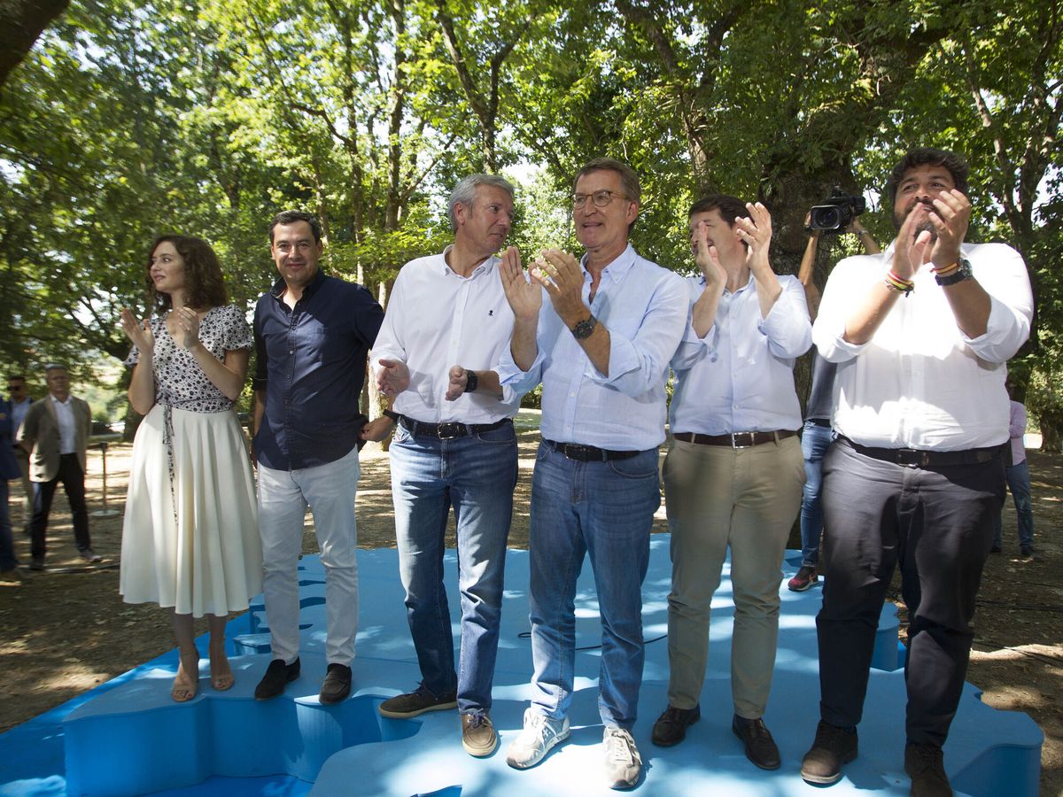 Foto: El presidente del PP, Alberto Núñez Feijóo, junto a los cinco presidentes autonómicos del partido. (EFE/Salvador Sas)