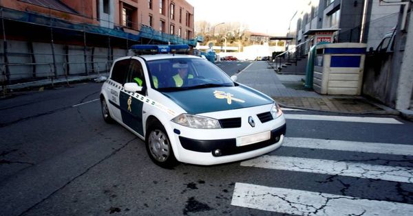 Foto: Agentes de la Guardia Civil en un coche patrulla. (EFE)