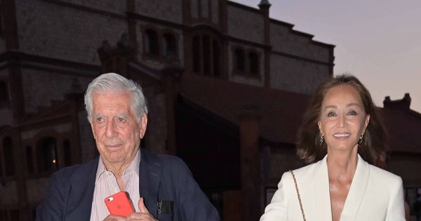 Foto: Mario Vargas Llosa e Isabel Preysler acuden a la presentación de un documental sobre la vida del Premio Nobel. (Cordon Press)