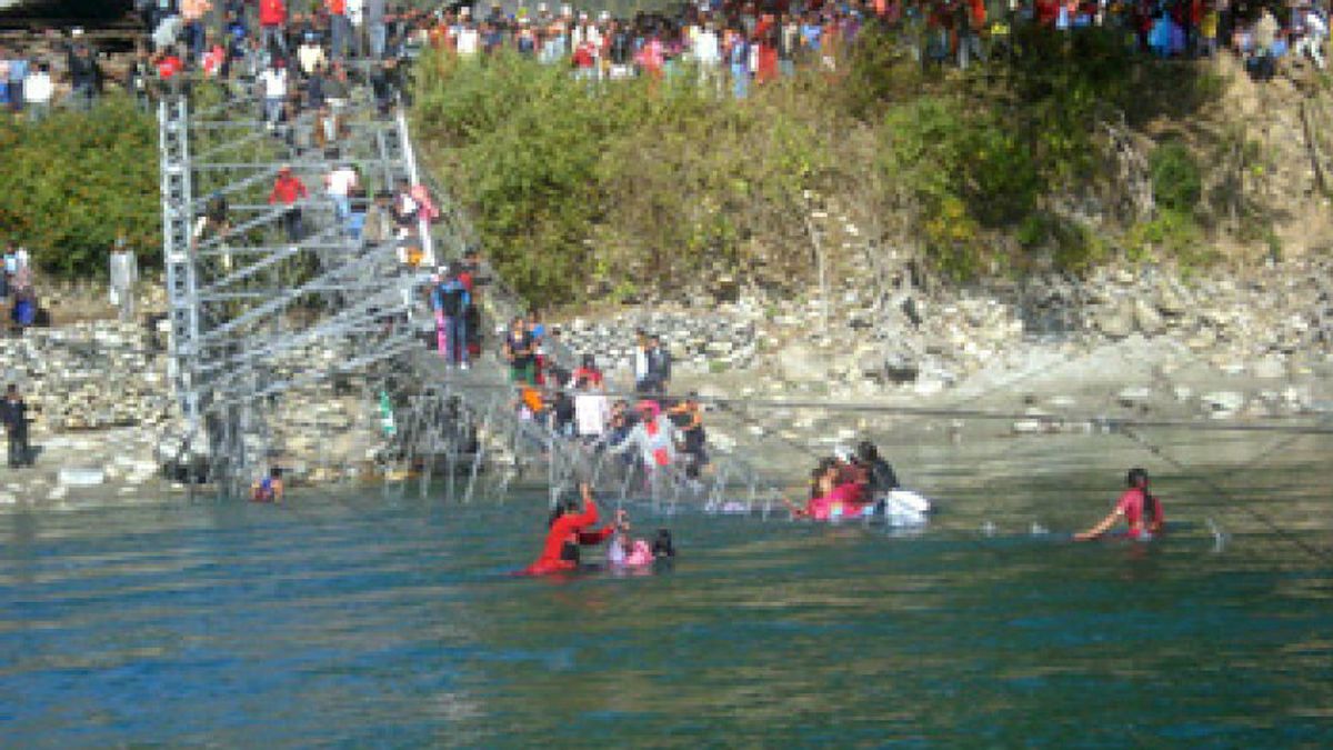 Quince muertos y 400 desaparecidos al ceder un puente colgante en Nepal