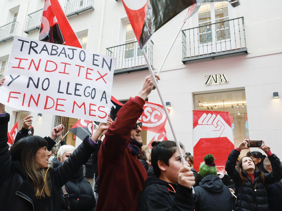 Foto: Manifestantes en la huelga de dependientes de Inditex que la CGT convocó el pasado 7 de enero. (EFE/J.J. Guillén)