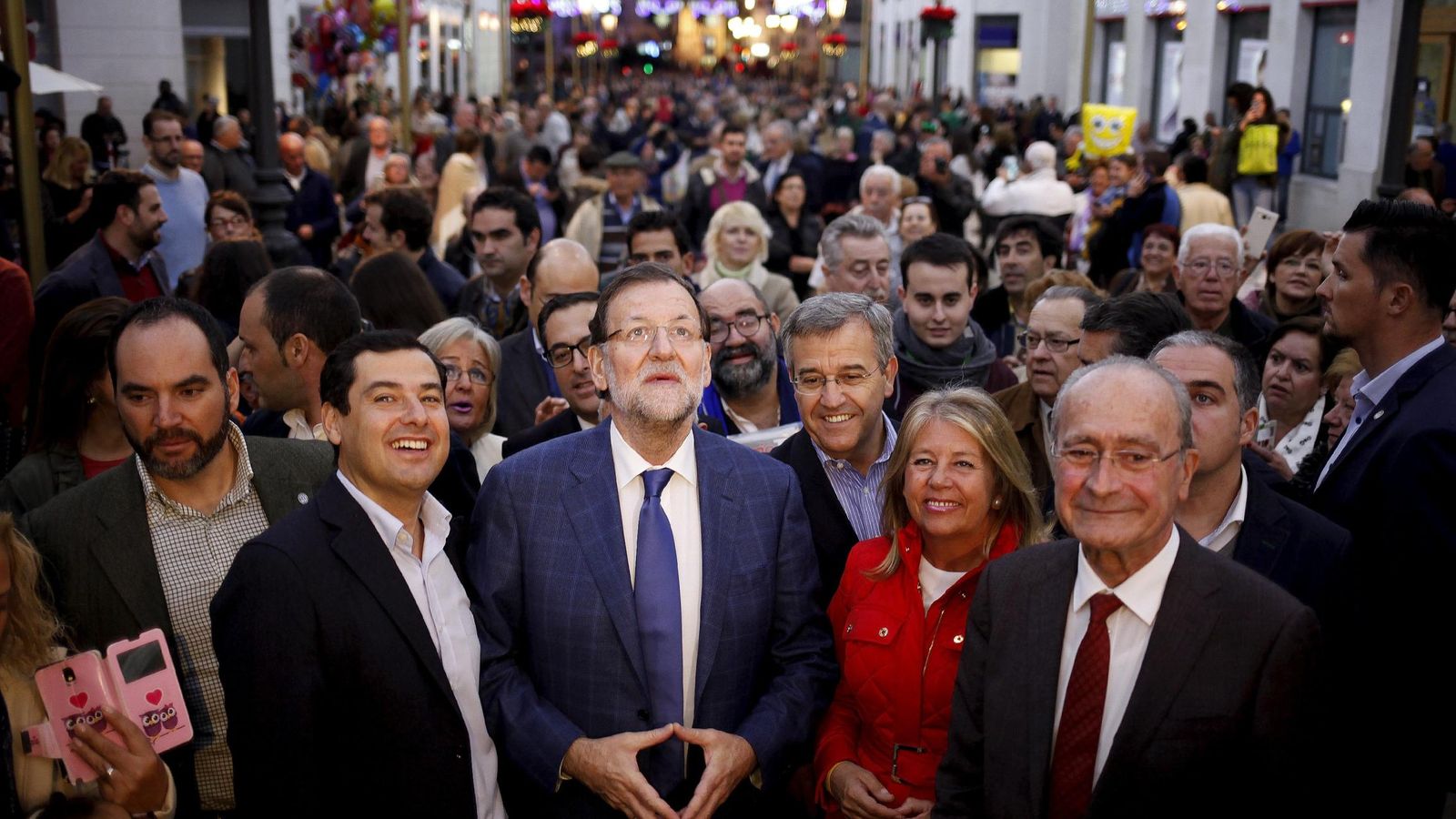 Foto: El presidente del Gobierno, Mariano Rajoy, con el líder del PP andaluz, Moreno Bonilla, rodeados de gente en Málaga. (Reuteres)