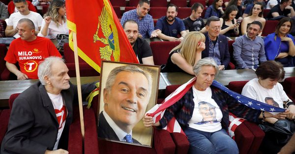 Foto: Partidarios del presidente Milo Djukánovic en la sede del gobernante Partido de los Socialistas Democráticos (DPS) en Podgorica, el 15 de abril de 2018. (Reuters)
