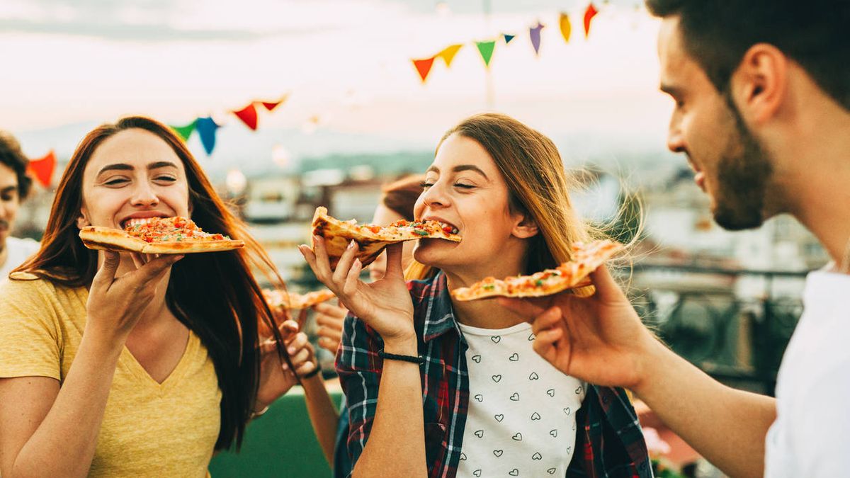 El truco definitivo para dividir una pizza en tres trozos iguales, según la ciencia