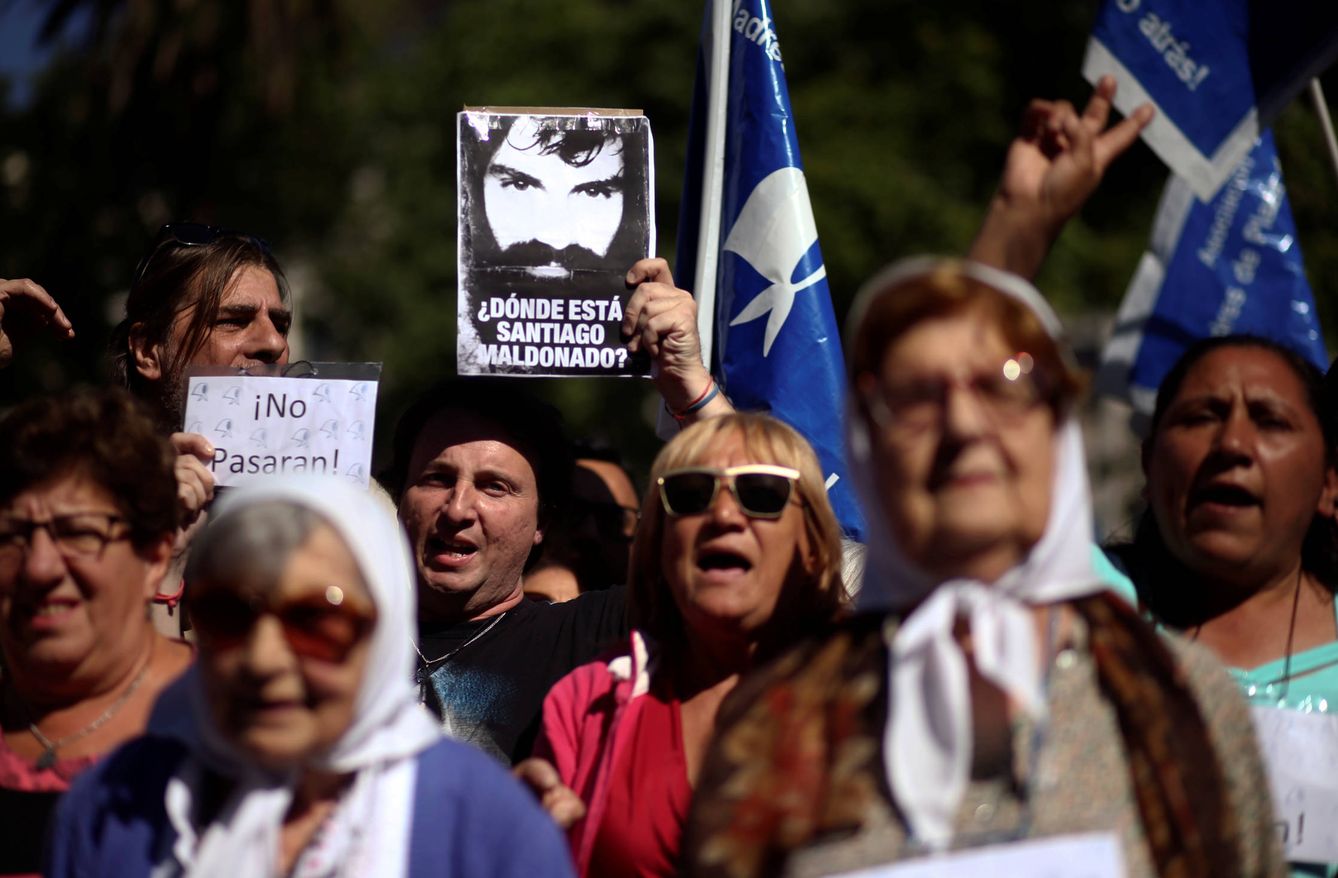 Un hombre sostiene una imagen de Santiago Maldonado durante una protesta en Buenos Aires. (Reuters)