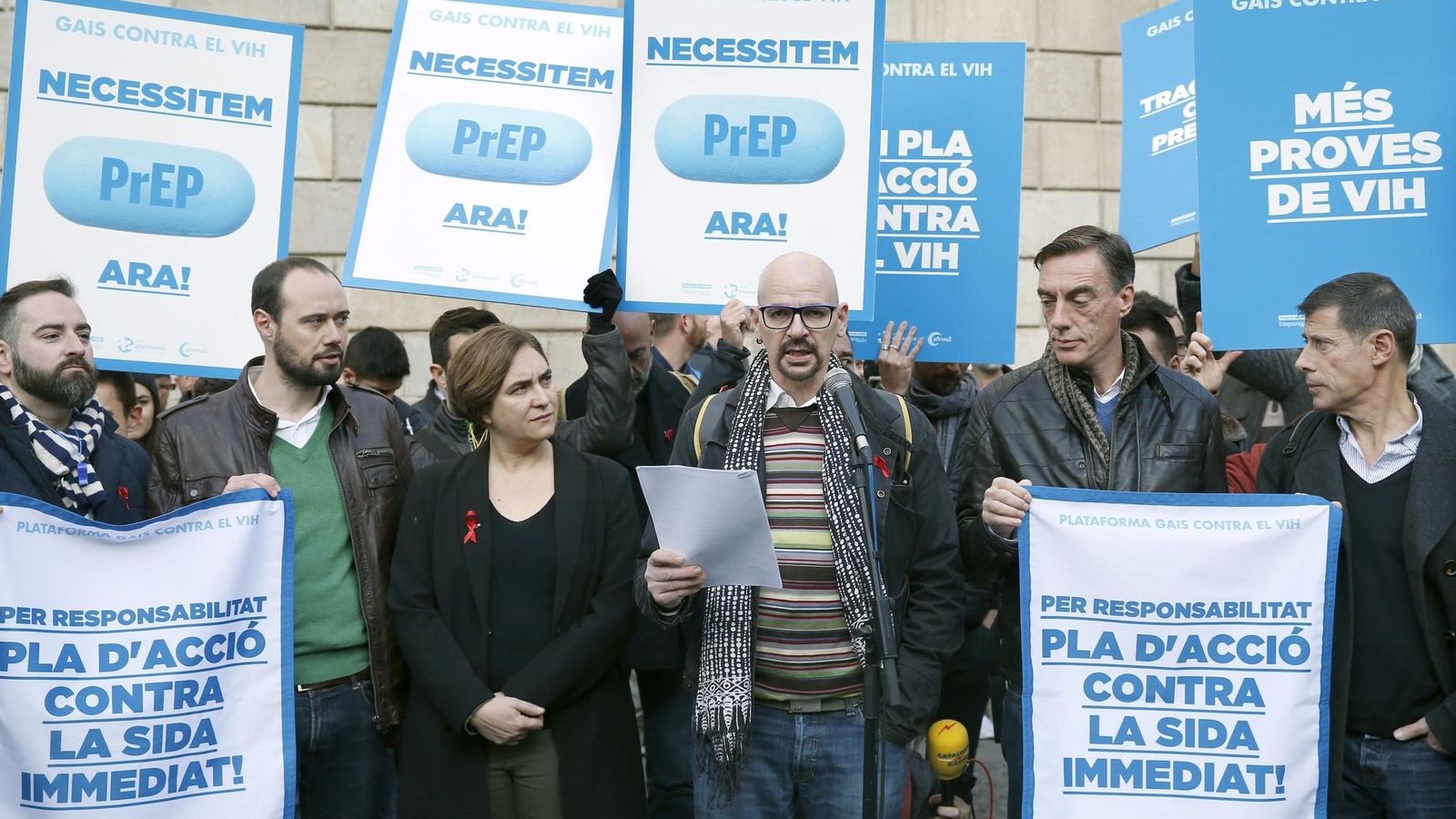 Foto: La alcaldesa de Barcelona, Ada Colau, junto a los miembros del colectivo Gays contra el VIH. (EFE)