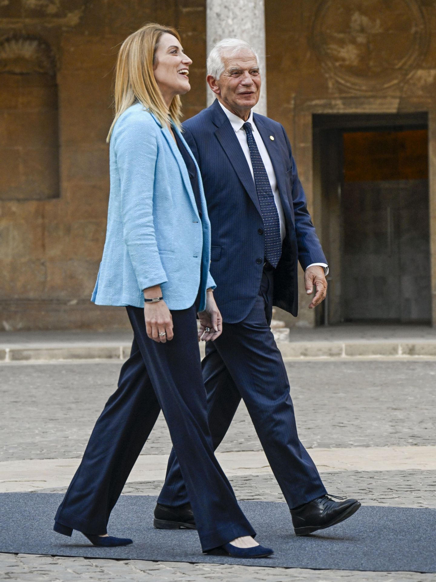 Josep Borrell y la presidenta del Parlamento Europeo, Roberta Metsola, a su llegada al palacio de Carlos V durante la III Cumbre de la Comunidad Política Europea. (EFE/Miguel Ángel Molina)