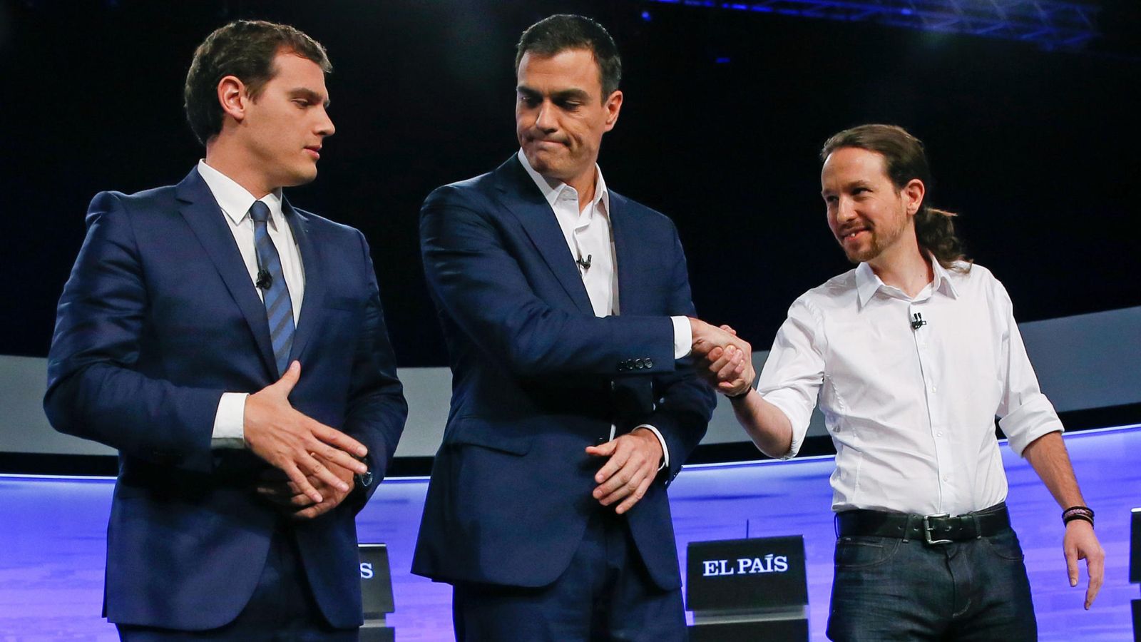 Foto: Los candidatos a la Presidencia del Gobierno: Albert Rivera (i); PSOE, Pedro Sánchez (c); y Podemos, Pablo Iglesias (d), se saludan en un debate televisivo. (EFE)