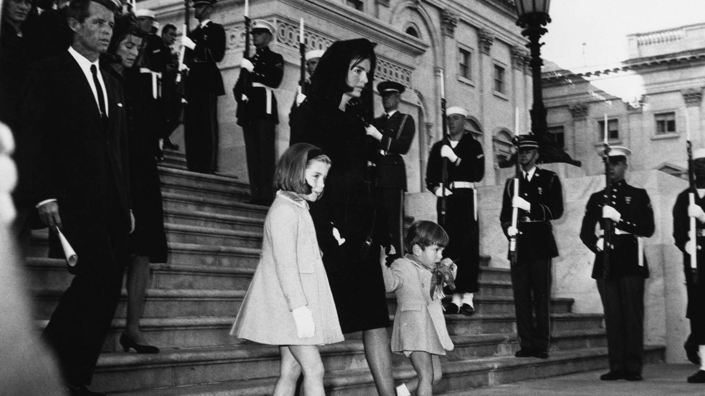 Jackie Kennedy, con sus hijos Caroline y John John, en el funeral de JFK. (Getty)