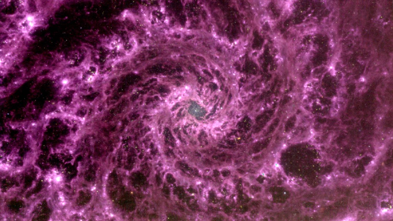 Vista de la galaxia espiral M74 o NGC 628 por el instrumento MIRC en las bandas F770W / F1000W / F1130W del telescopio espacial James Webb. (NASA)