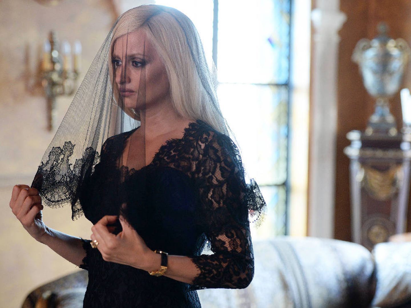 Donatella Versace, de luto en 'El asesinato de Gianni Versace'. (Atresmedia)