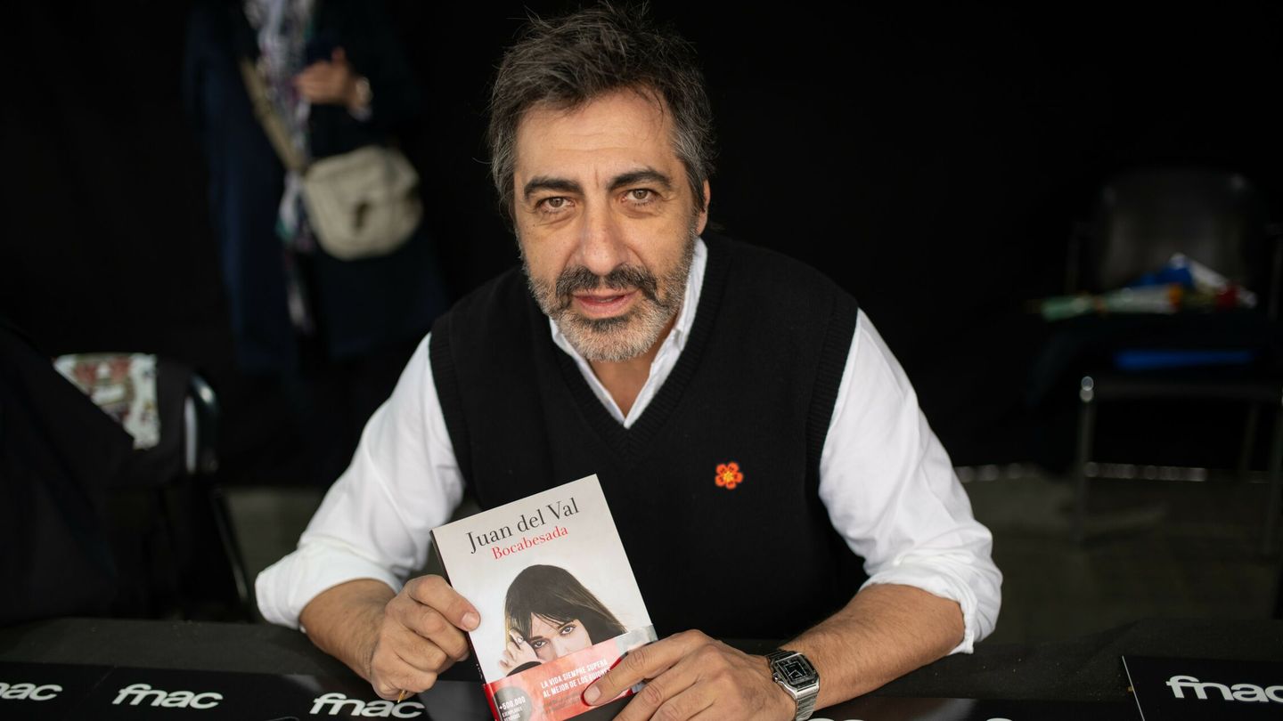 El escritor y columnista Juan del Val con su libro 'Bocabesada' (Europa Press)