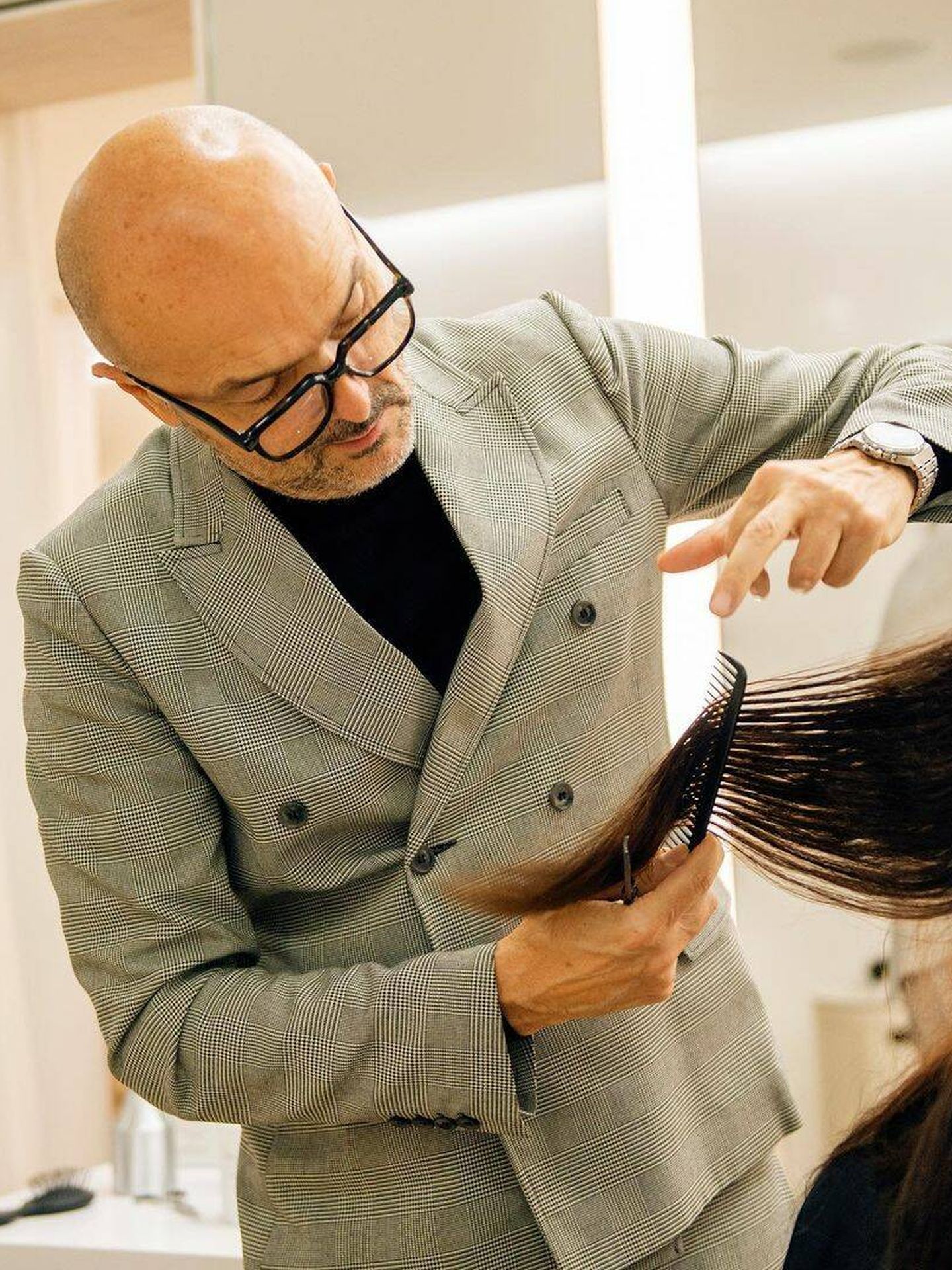 Rossano Ferretti, cortando el cabello en uno de sus Hair Spa. (Instagram/@rossanoferrettiofficial)
