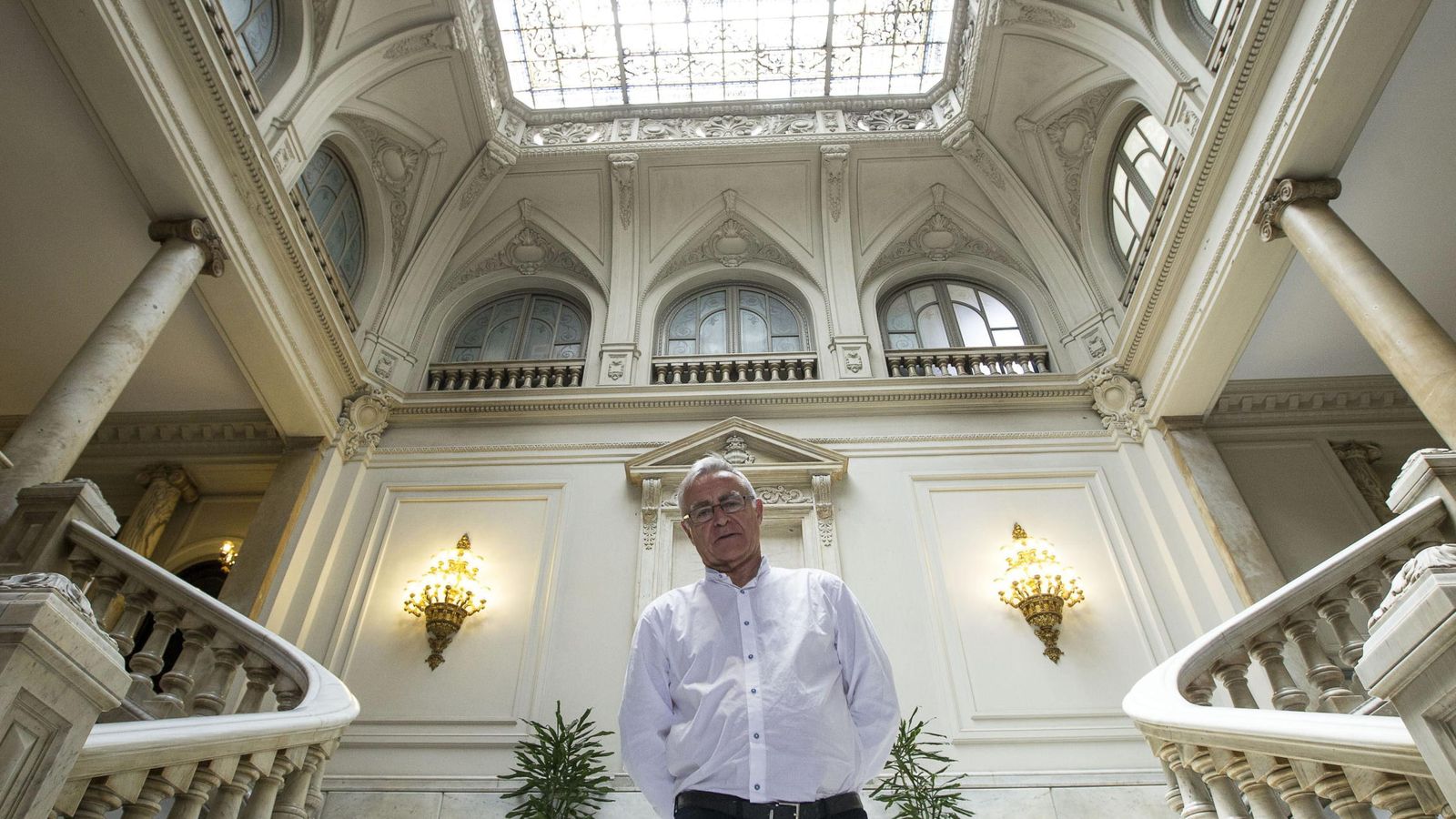 Foto: El alcalde de Valencia, Joan Ribó, posa en las escaleras de la sede consistorial. (EFE)