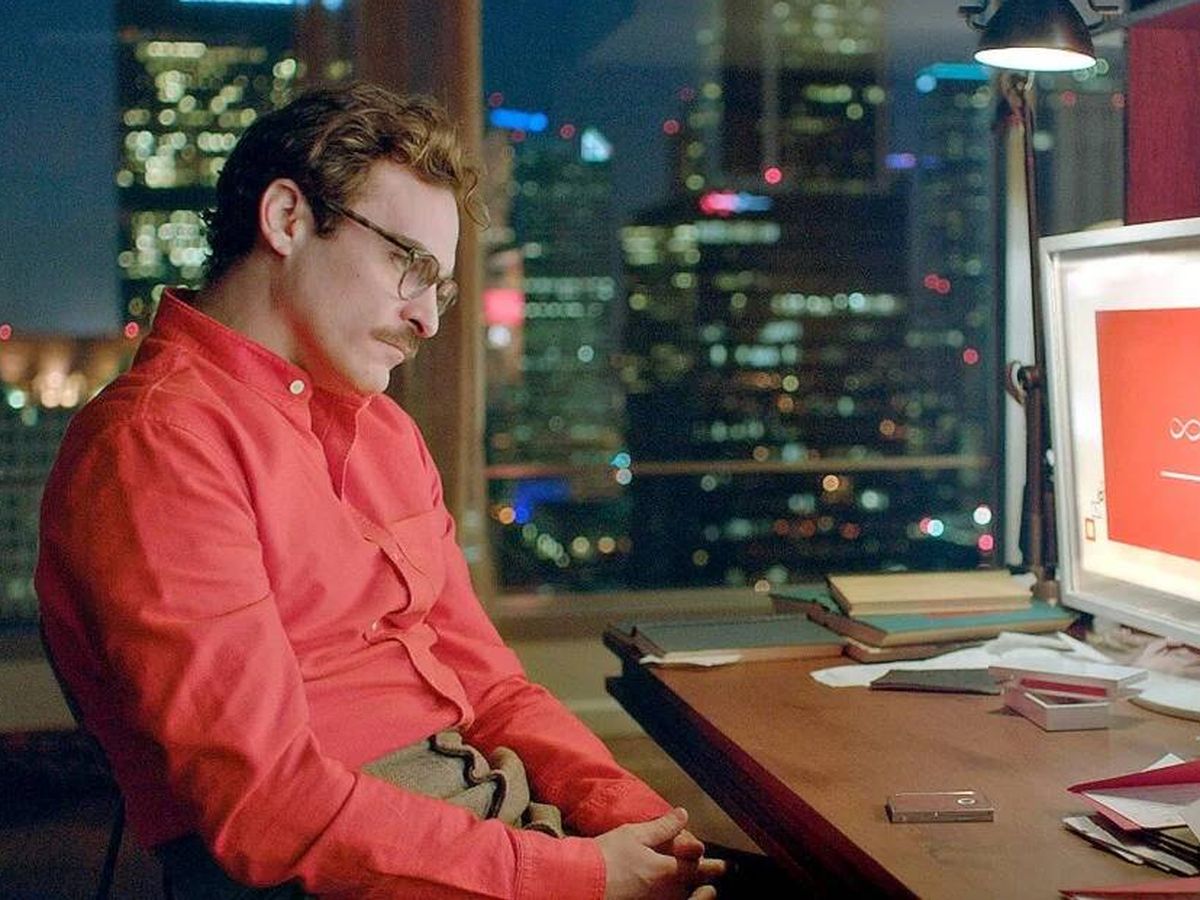 Foto: Fotograma de Joaquin Phoenix en la película 'Her'. (Amazon Prime Video)