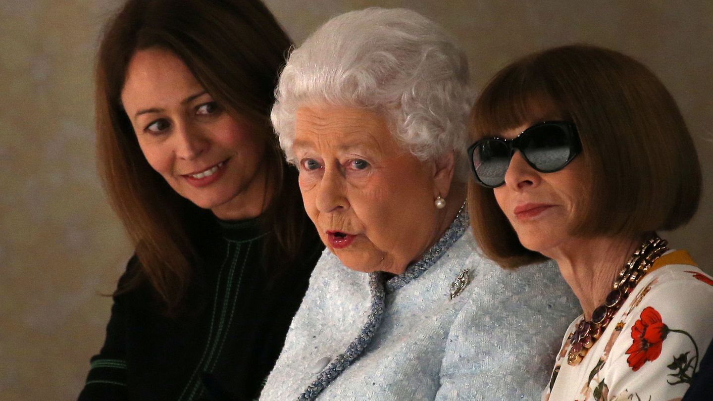 Isabel II con Anna Wintour y Caroline Rush. (Reuters)