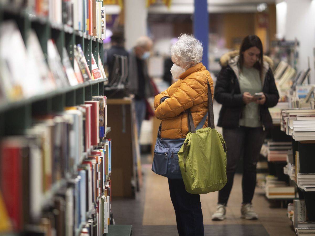 Foto: Varios clientes en una librería del centro de Barcelona. (EFE/Marta Pérez)