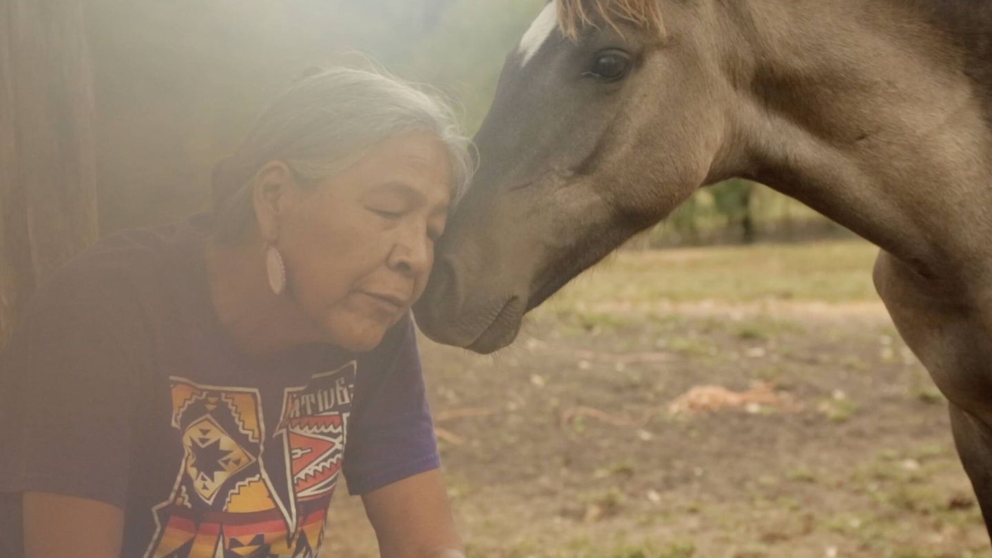 Cherokee con un caballo. (Sacred Way Sanctuary)