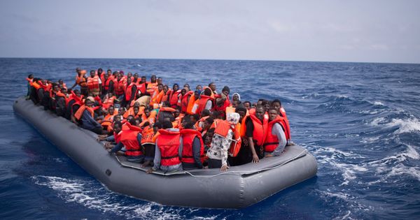 Foto: Imagen de archivo de varios migrantes en aguas del Mediterráneo. (EFE)