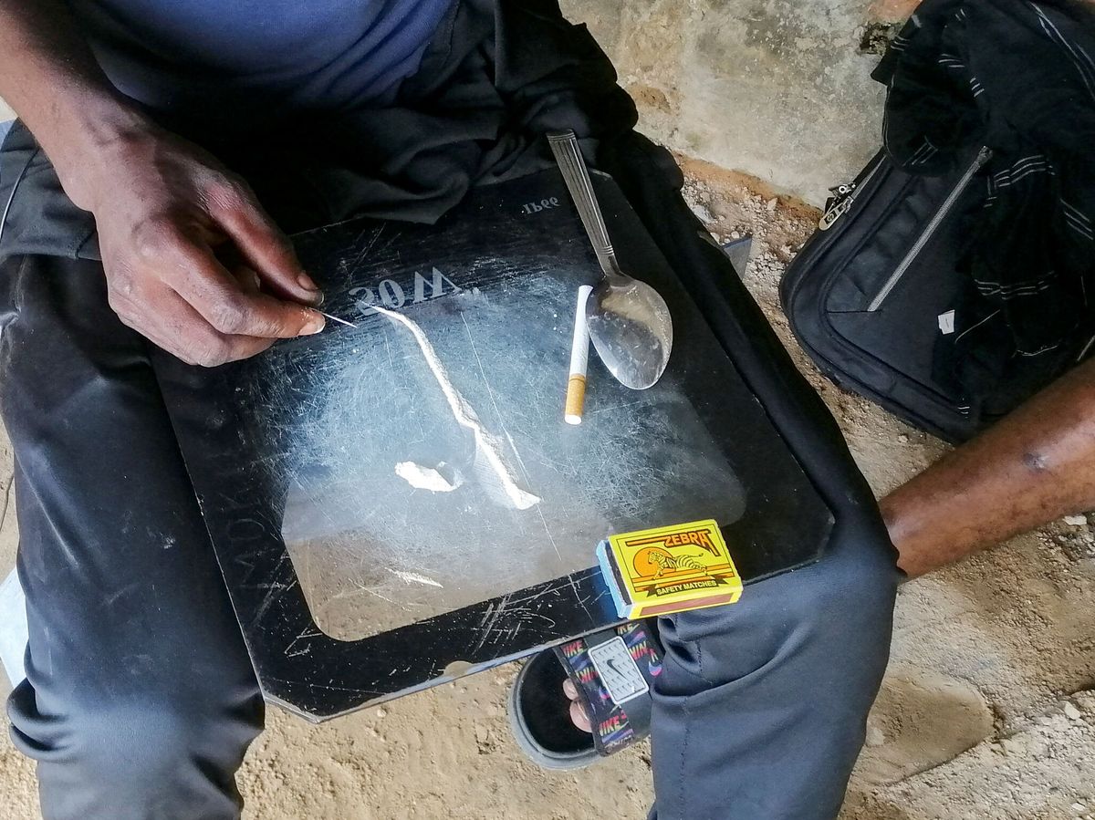 Foto: Un hombre muestra una sustancia conocida como 'bombé', una mezcla de panal triturado de catalizadores y pastillas, en kinshasa.(Reuters))