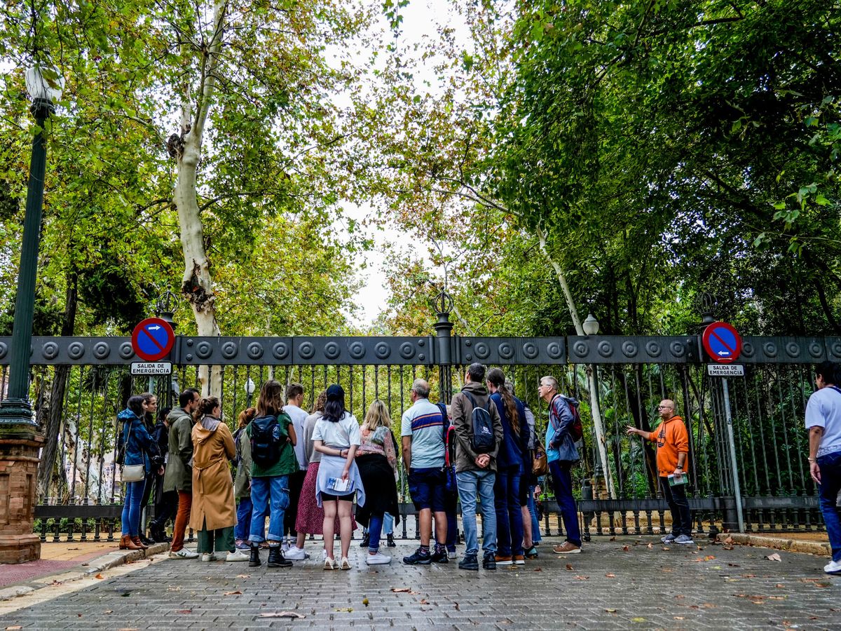 Foto: Entrada al Parque de María Luisa en Sevilla con varios turistas. (Europa Press/Eduardo Briones)