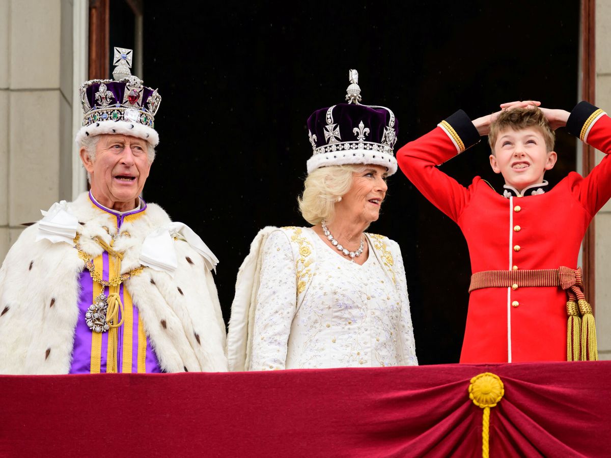Foto: Los reyes de Inglaterra, tras su coronación junto a Freddy, el nieto de Camila. (Reuters)