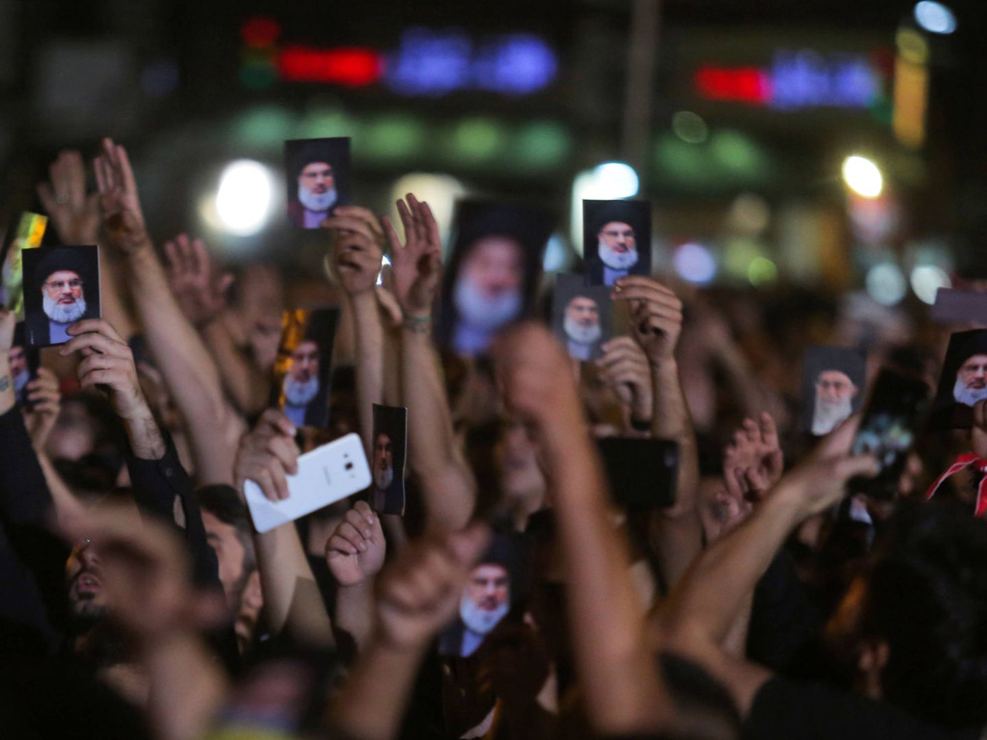 Seguidores de Nasrallah sostienen imágenes del líder de Hizbulah durante una ceremonia de la Ashura, en Beirut. (Reuters) 