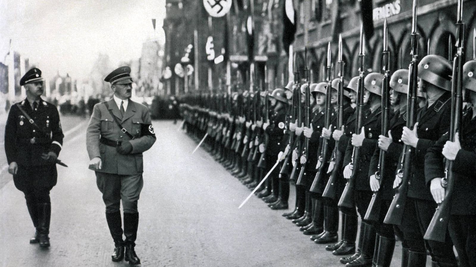 Foto: El Führer pasando revista. (Cordon Press)