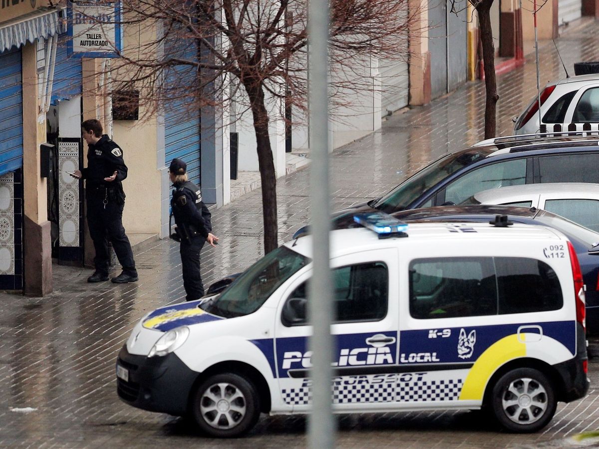 Foto: Dos policías locales de Burjassot, Valencia. (EFE/Kai Försterling)