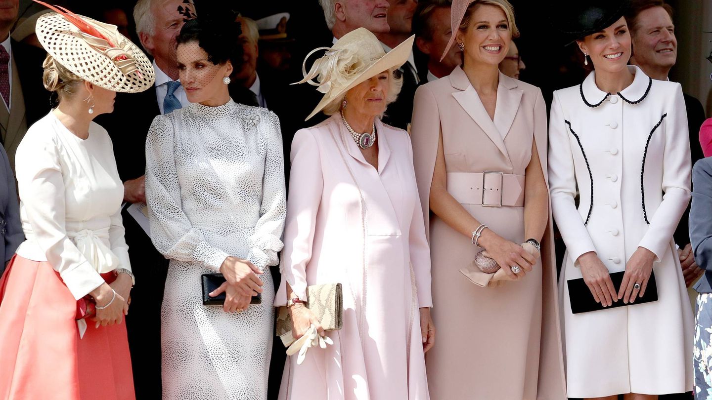  La Reina con las demás damas reales. (CP)