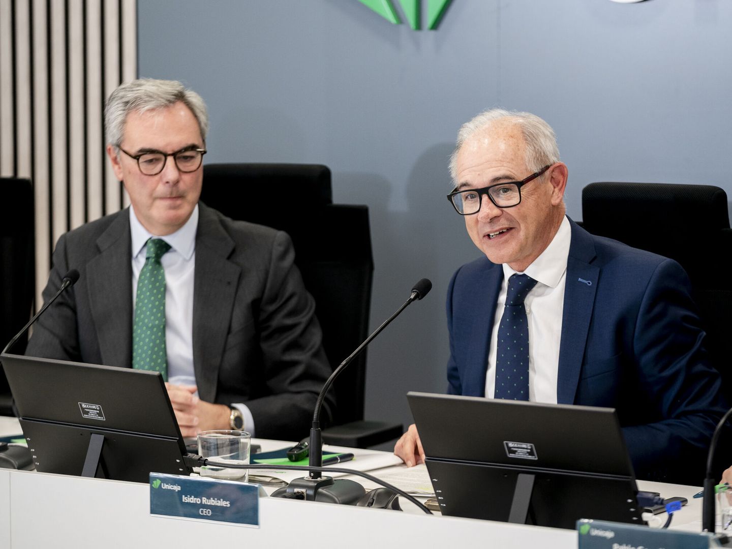 Unicaja planea repartir todo el beneficio de 2026 y 2027 en dividendos