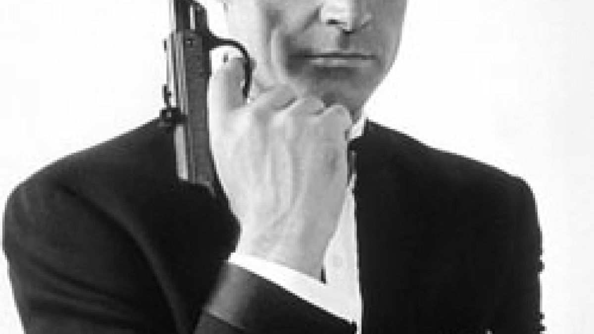 El escritor británico Sebastian Faulks mantendrá con vida al espía James Bond