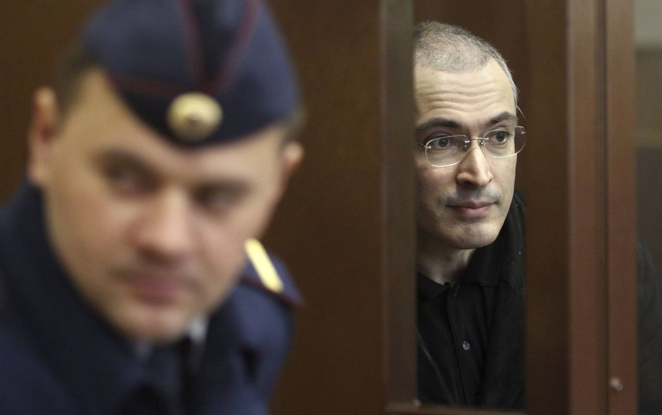 El magnate ruso Mijaíl Jodorkovski (d) asiste a su juicio celebrado en Moscú. (EFE)