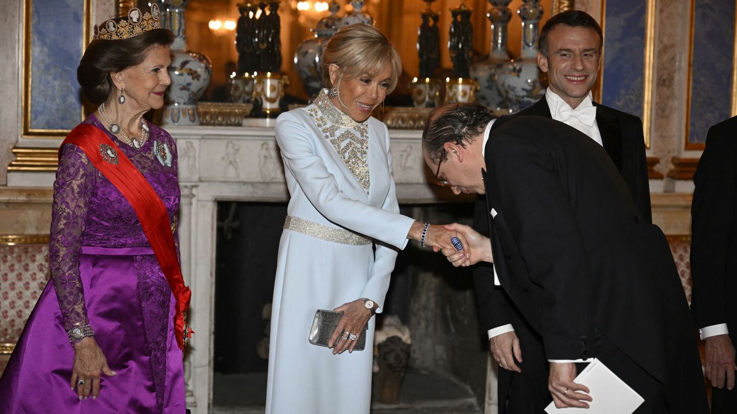 La reina Silvia junto a Brigitte Macron. (EFE/EPA/Jessica Gow)
