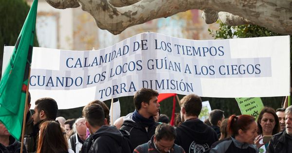 Foto: Miles de empleados públicos de la Generalitat y estudiantes se manifiestan contra los recortes. (EFE)