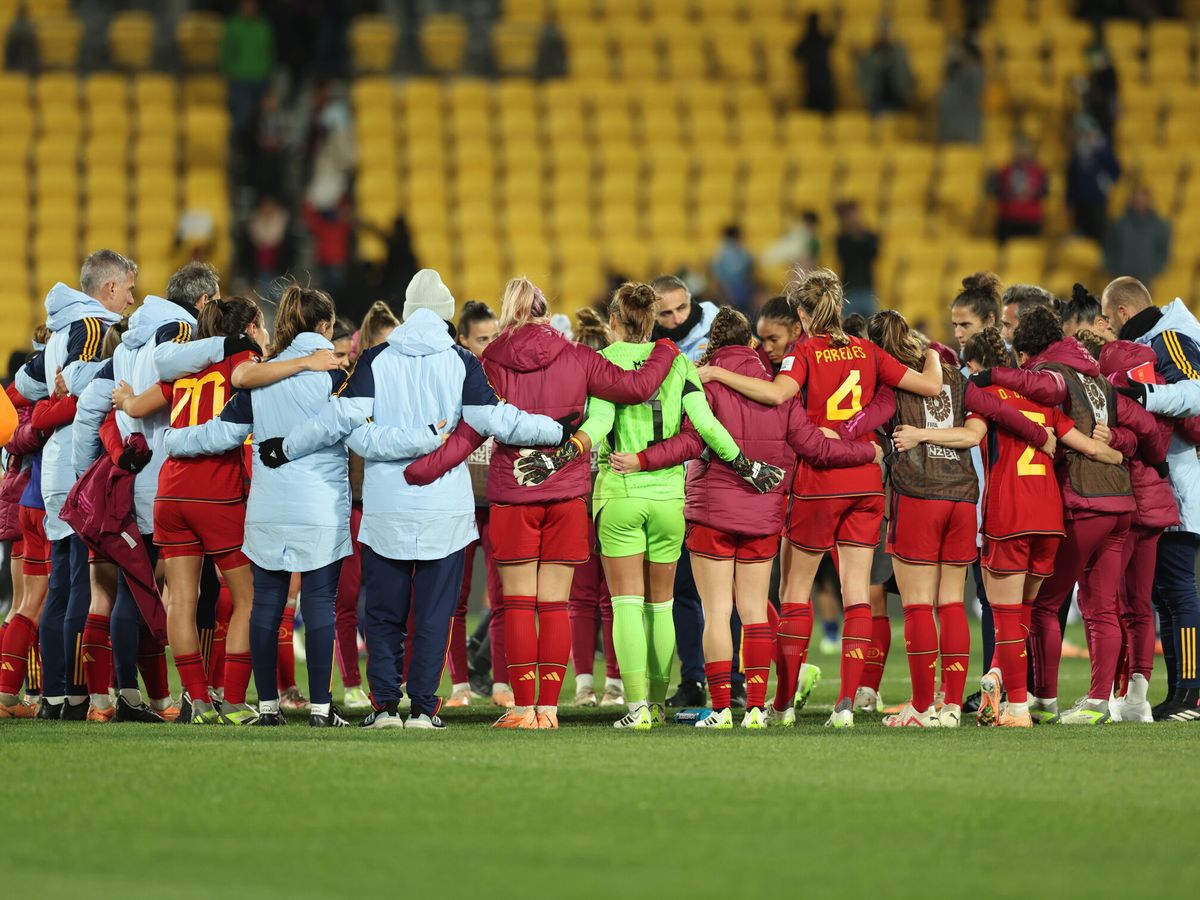 Foto: Las jugadoras españolas, tras su derrota ante Japón. (EFE/Ritchie Tongo)