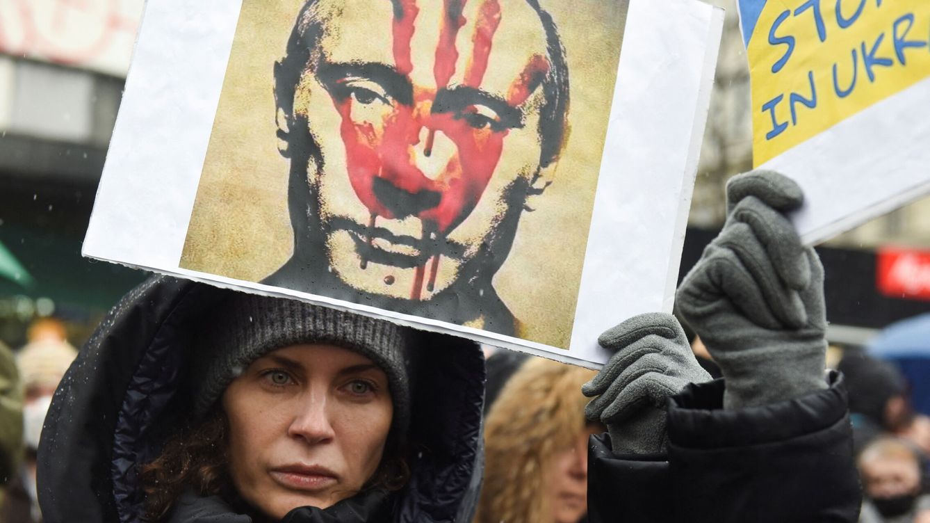 Foto: Manifestantes contra la invasión rusa, en Belgrado. (Reuters/Zorana Jevtic)