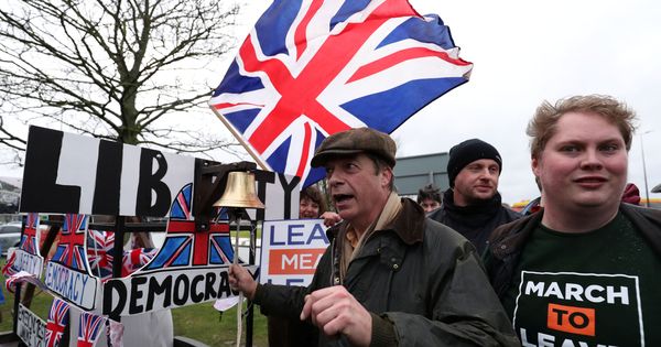 Foto: El euroescéptico Nigel Farage durante la marcha 'Traición al Brexit' en Hartlepool, Reino Unido, el 16 de marzo de 2019. (Reuters)