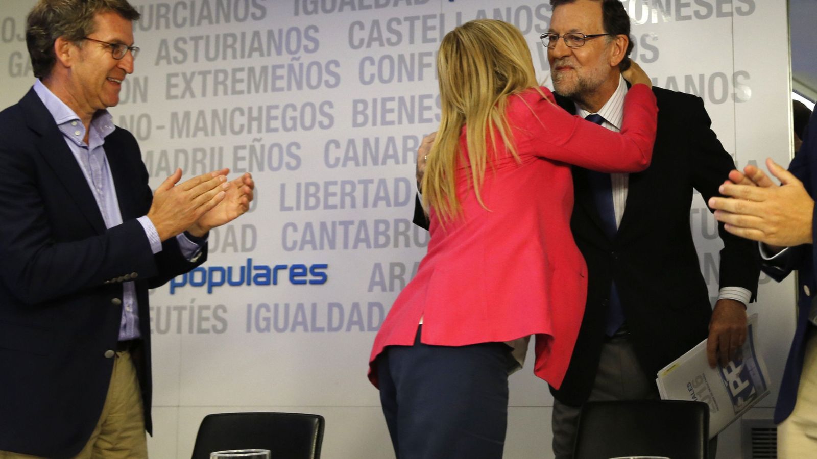 Foto:  Cristina Cifuentes (c) saluda a Mariano Rajoy (d) en presencia de Alberto Núñez Feijóo (i), al inicio de una reunión del comité ejecutivo nacional del PP. (EFE) 