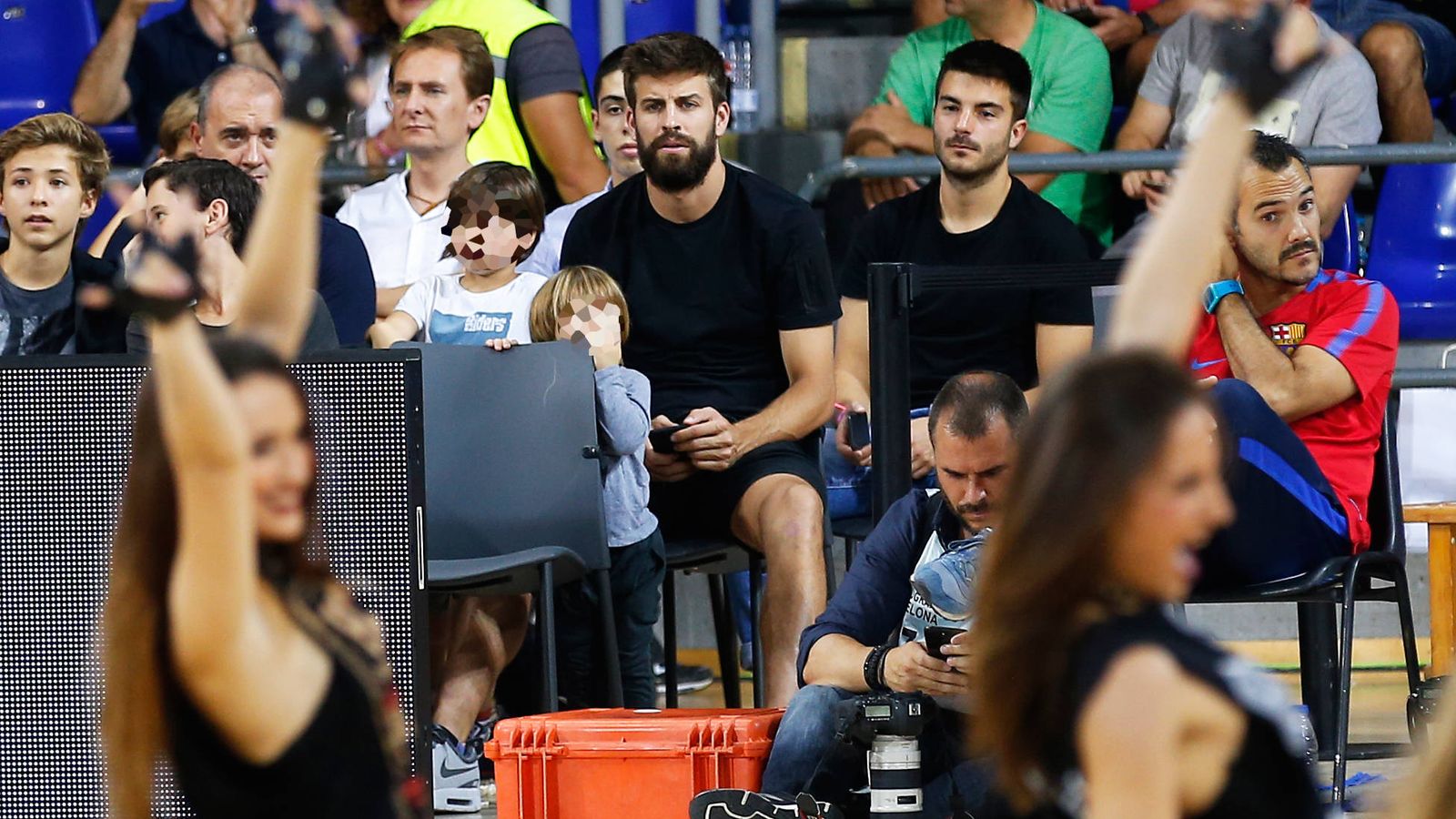 Foto: Piqué, con Milan y Shasha, en un partido de baloncesto. (Gtres) 