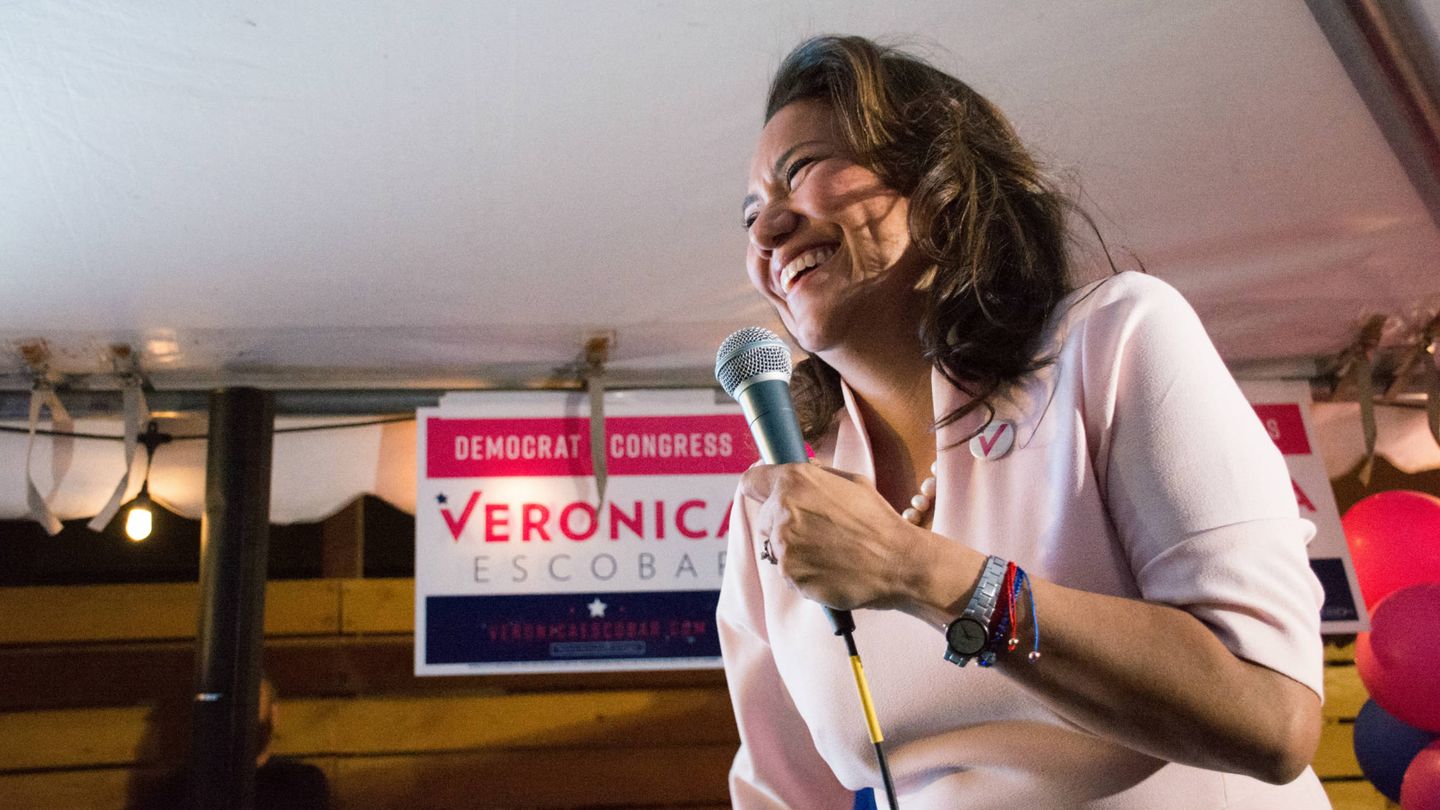 Verónica Escobar reacciona tras ganar las primarias demócratas en El Paso, Texas. (Reuters)