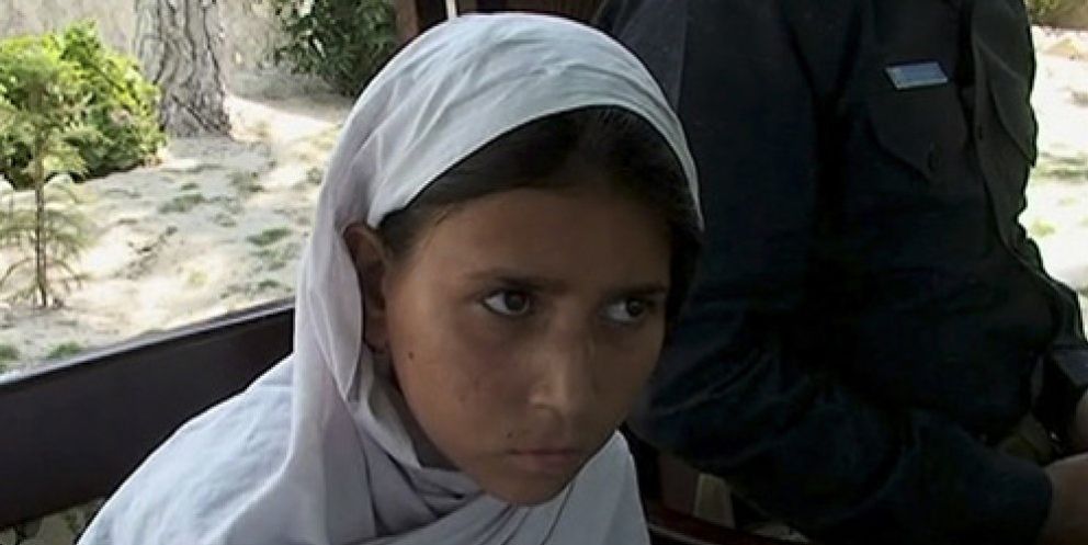 Foto: Detienen en Pakistán a una niña de ocho años con un chaleco con explosivos