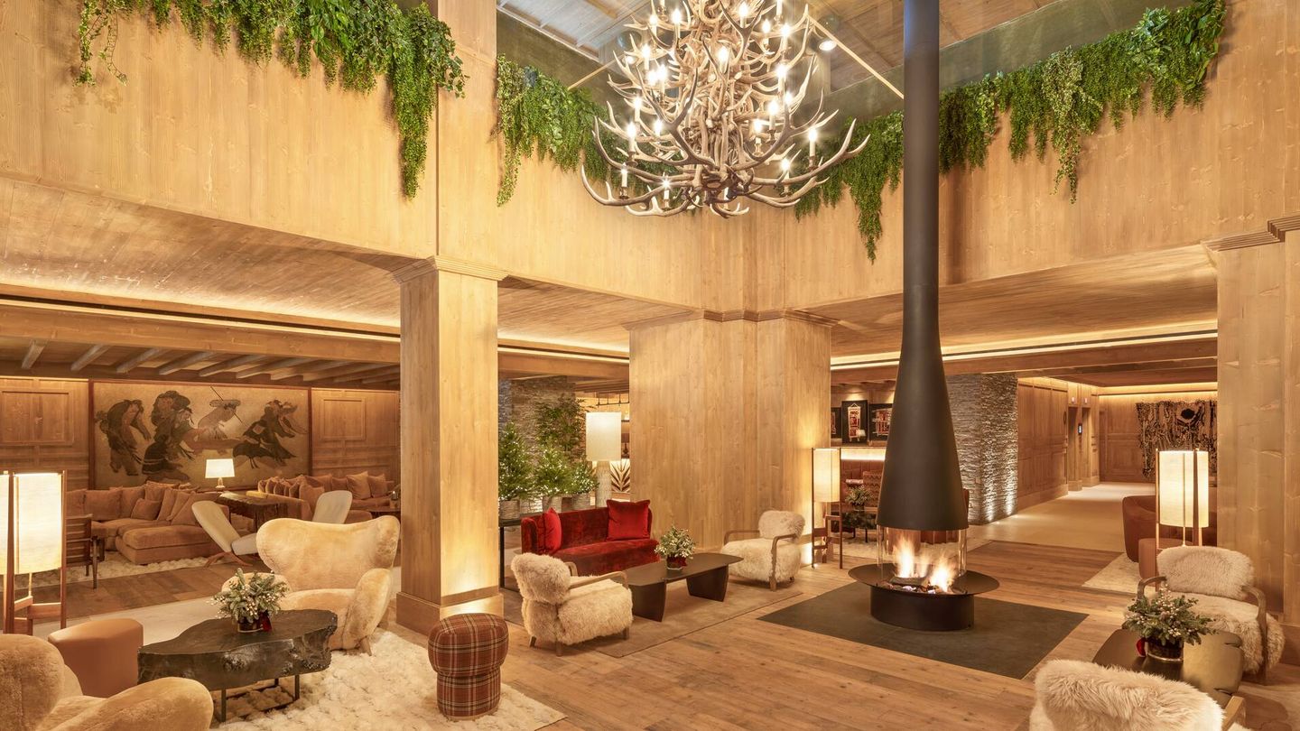 El sorprendente lobby del Gran Hotel MIM Baqueira luce una imponente chimenea a medio camino entre el abeto y la geometría de cuernas. (Cortesía)