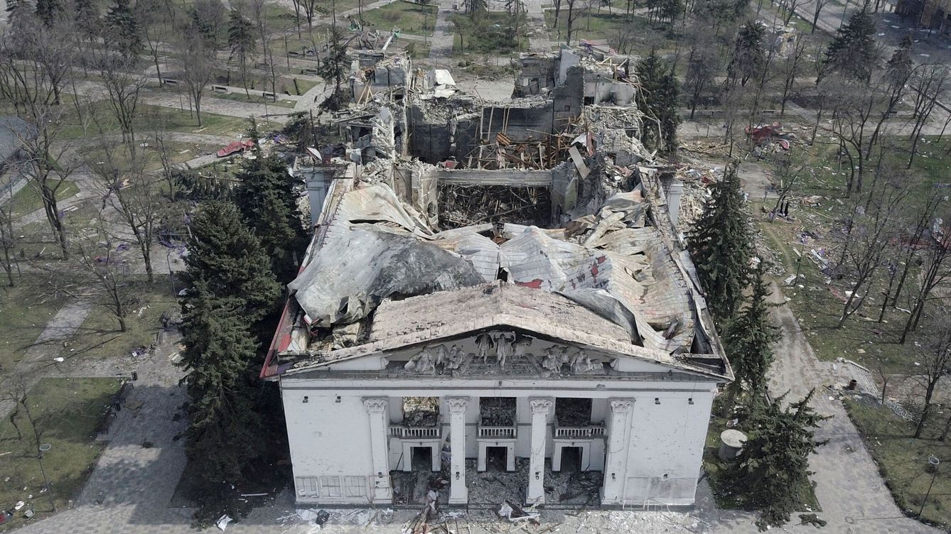 Foto: Destrozos en un teatro de la ciudad de Mariúpol, en Ucrania. (Reuters/Pavel Klimov)
